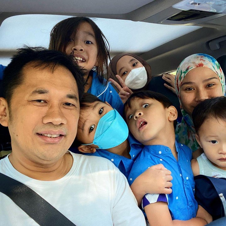 <p>Artis cantik Zaskia Adya Mecca menikah dengan Hanung Bramantyo pada tahun 2009, Bunda. Setelah menikah, keduanya dikaruniai lima orang anak. (Foto: Instagram: @hanungbramantyo)</p>