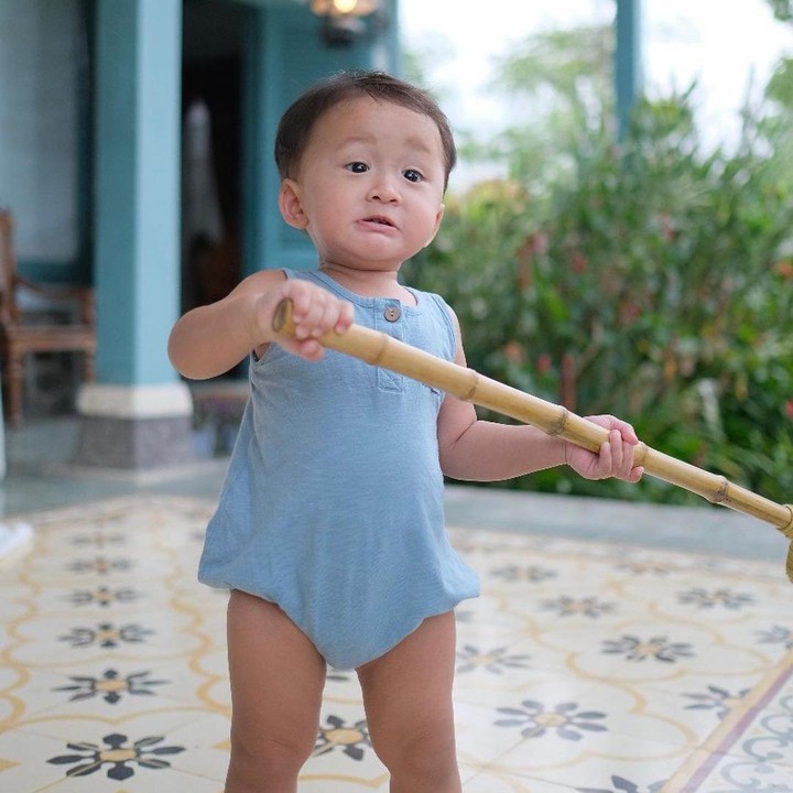 <p>Kama tumbuh menjadi anak yang ceria, Bunda. Ia bahkan pernah membantu sang Bunda menyapu rumah, lho. Hebat banget, ya! (Foto: Instagram: @zaskiadyamecca)</p>