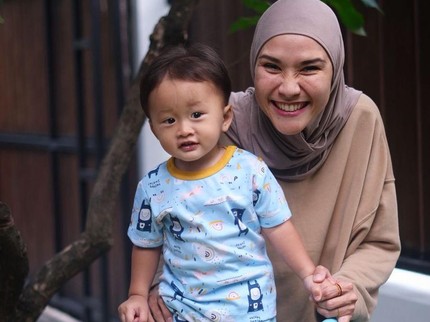 7 Potret Gemas Anak Bungsu Zaskia Mecca yang Disebut Mirip Hanung Bramantyo Kecil