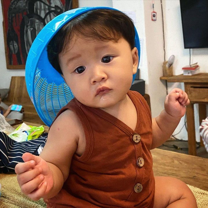 <p>Dilihat dari sisi manapun, potret Kama memang sangat mirip dengan sang Ayah, lho. Ia juga kerap memberikan ekspresi yang menggemaskan, Bunda. (Foto: Instagram: @bhajkama)</p>