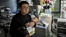 FOTO: Perjuangan Ayah Racik Obat Sendiri Demi Anak yang Sakit