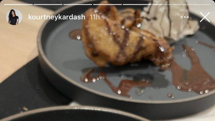 Setelah Cardi B Jajan Sempol, Giliran Kourtney Kardashian Makan Pisang Goreng