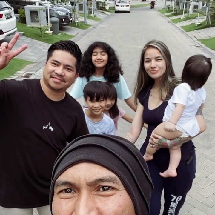 <p>Mantan vokalis Drive itu rupanya tak bisa membendung kerinduan pada putri pertamanya dengan Sheila Marcia. Selain bertemu Sheila, Anji ke Semarang demi bertemu Leticia Charlotte Agraciana Joseph. (Foto: Instagram @duniamanji)</p>