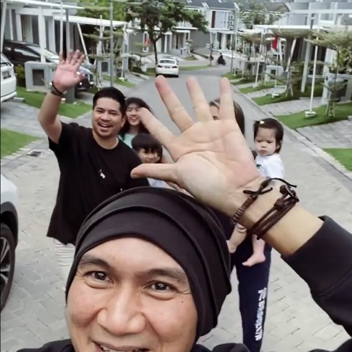 <p>Melihat hal tersebut, Dimas Akira lantas menerima banyak pujian, Bunda. netizen banyak yang ikut senang melihat momen Anji dan Dimas saling memeluk. (Foto: Instagram @duniamanji)</p>