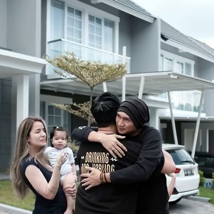 <p>Anji pun mengabadikan momen spesial ini, mereka berfoto dan tak lupa juga mengunggah video. (Foto: Instagram @duniamanji)</p>