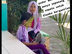 Melihat Video Kakak-Adik di Baubau Bergantian Sepatu demi Sekolah