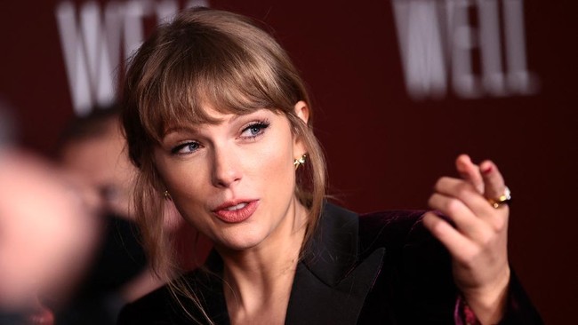 Jelang menyanyikan lagu Dear John, Taylor Swift mengingatkan fansnya untuk bersikap baik terutama saat perilisan Speak Now (Taylor's Version) pada 7 Juli.