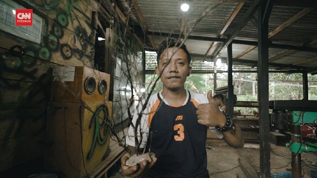 Akar bahar dan kayu hitam menjadi oleh-oleh atau buah tangan khas Natuna.