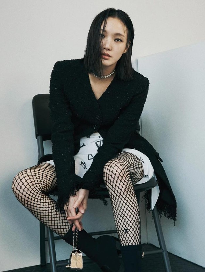 Tidak hanya soal visual, Kim Go Eun juga berpose layaknya model profesional, sampai banyak yang lupa kalau dirinya adalah seorang aktris. Hanya dengan pose duduk di sebuah kursi dengan sorot mata yang tajam, pesona Kim Go Eun sudah terlihat, ya?/ foto: Dazed Korea