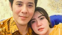 <p>Penyanyi dangdut Via Vallen telah menentukan tambatan hatinya, Bunda. Baru-baru ini, Via menggelar acara lamaran dengan pria pujaan hatinya, Chevra Yolandi. (Foto: dok. Instagram Via Vallen)</p>
