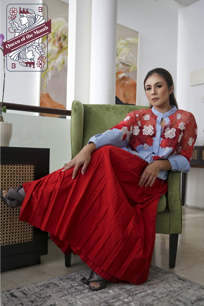 When in doubt wear red! Padanan kemeja dengan rok lipit siluet A-line yang classy bertransformasi menjadi lebih vibran dan fierce. Foto: Beautynesia. Kemeja dan rok, Valentino.