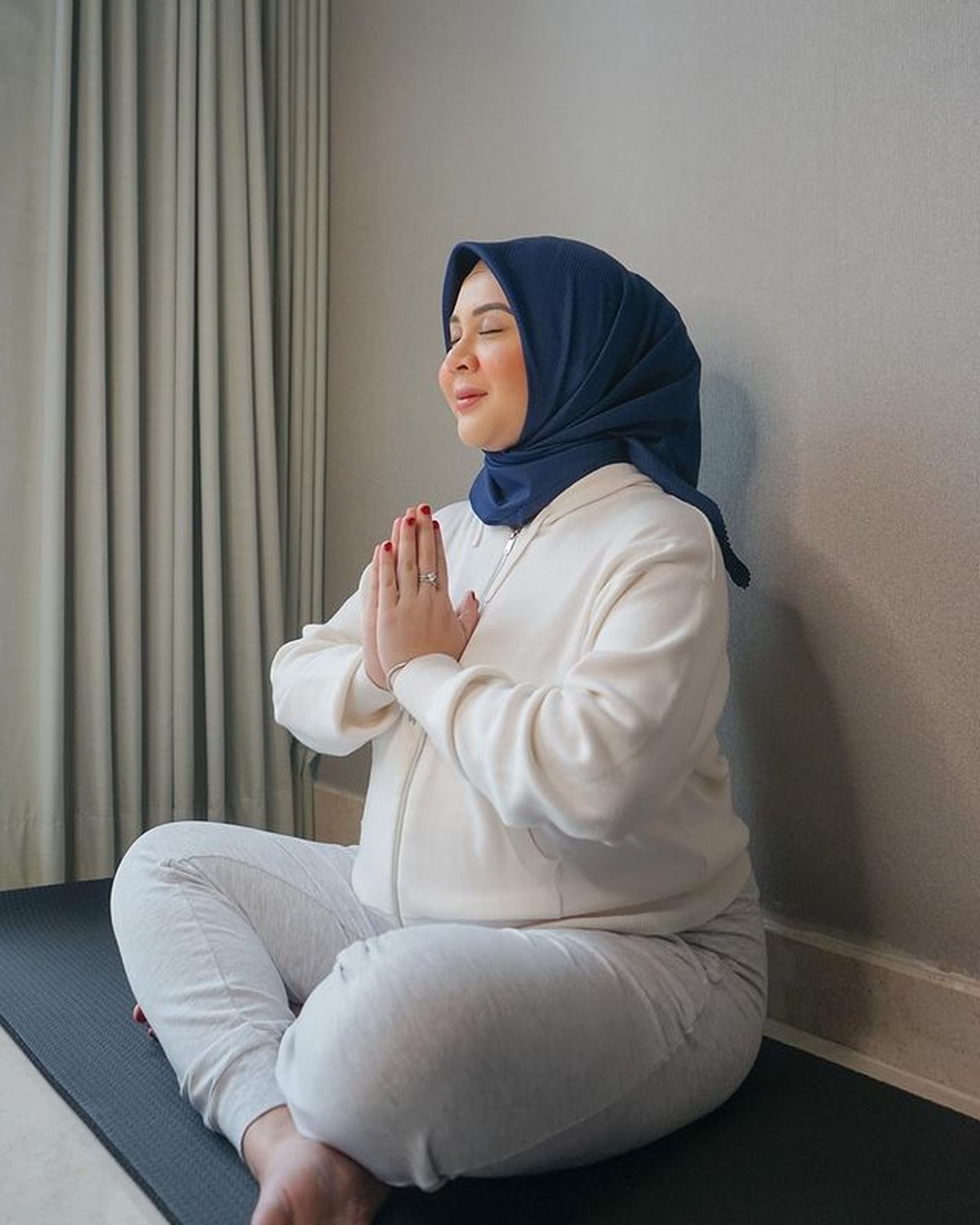 Kesha Ratuliu si bumil yang cantik ini memiliki gaya fashion yang kece dan modis&period; Yuk kita intip&excl;