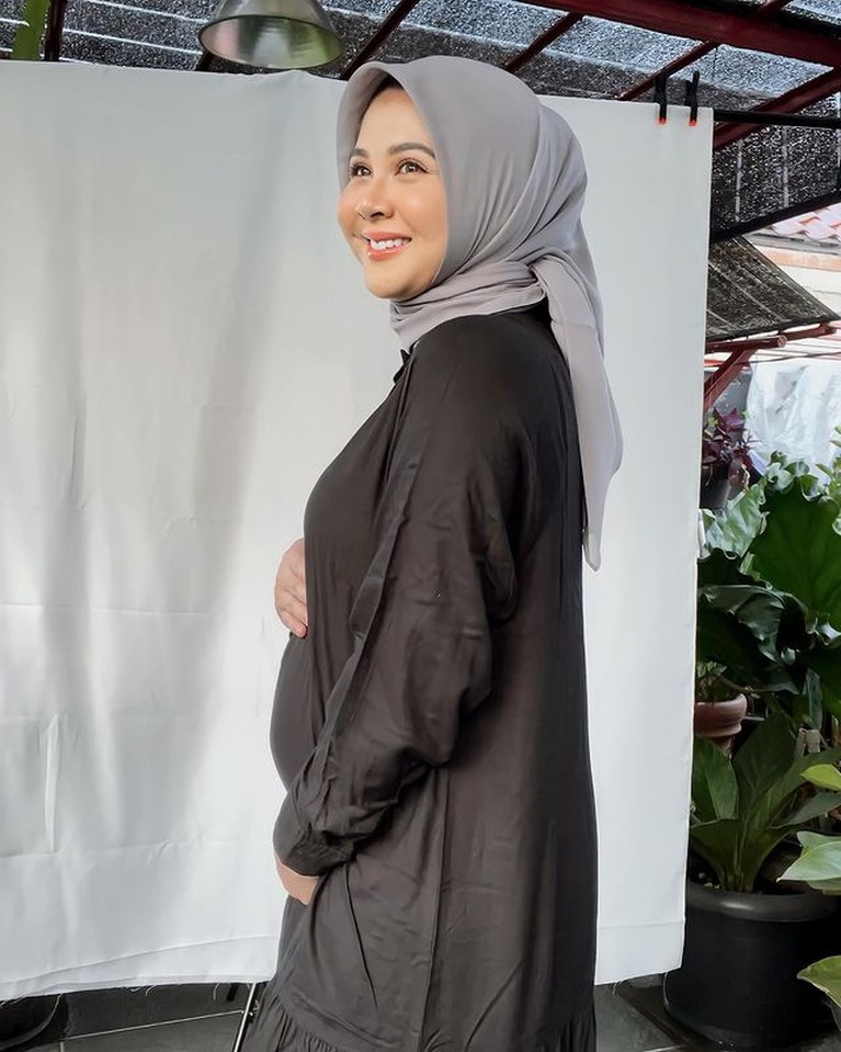 Kesha Ratuliu si bumil yang cantik ini memiliki gaya fashion yang kece dan modis. Yuk kita intip!