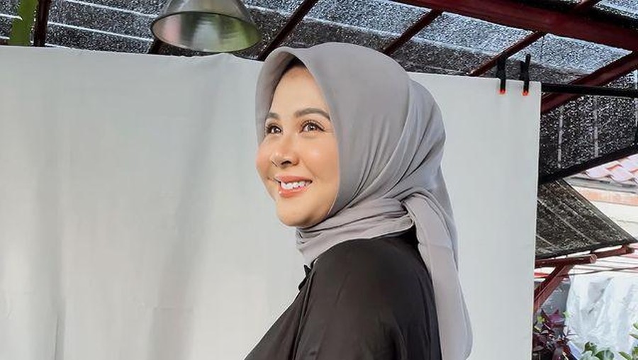 Kesha Ratuliu si bumil yang cantik ini memiliki gaya fashion yang kece dan modis. Yuk kita intip!