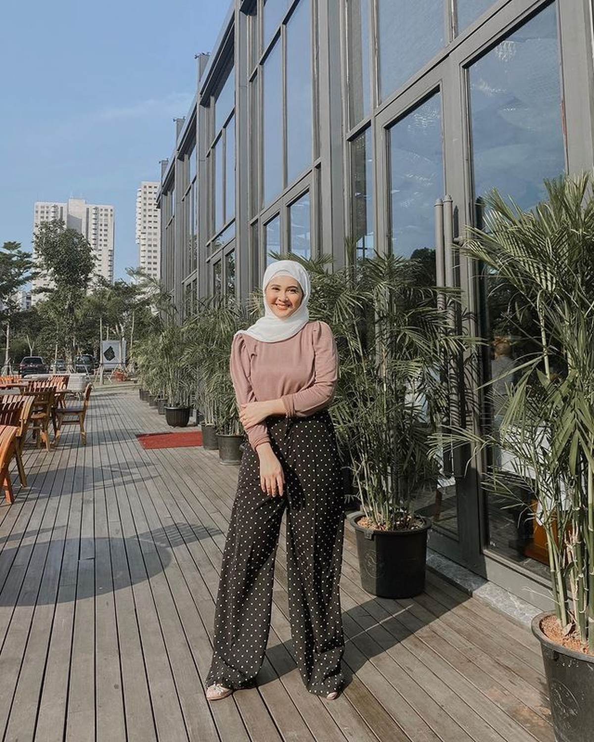 Kesha Ratuliu si bumil yang cantik ini memiliki gaya fashion yang kece dan modis&period; Yuk kita intip&excl;