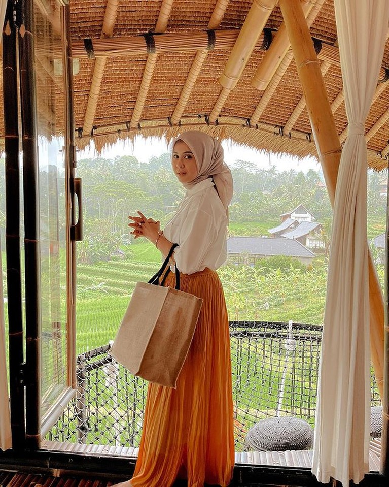 10 Outfit Hijab Kece Kesha Ratuliu Bumil Cantik yang Modis Kesha Ratuliu si bumil yang cantik ini memiliki gaya fashion yang kece dan modis. Yuk kita intip!