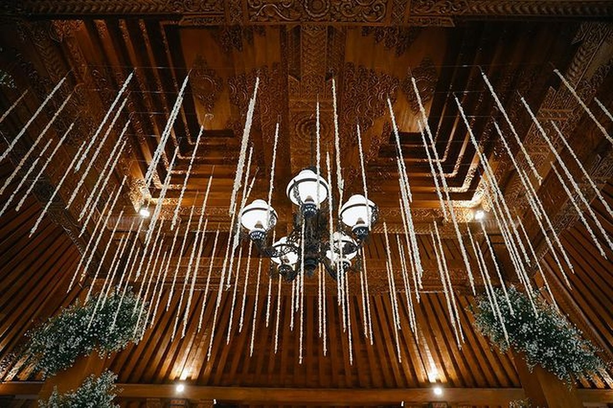 Baru-baru ini Soimah mengantarkan adiknya ke pernikahan yang berlangsung di pendopo miliknya&period; Yuk intip penampakannya&excl;