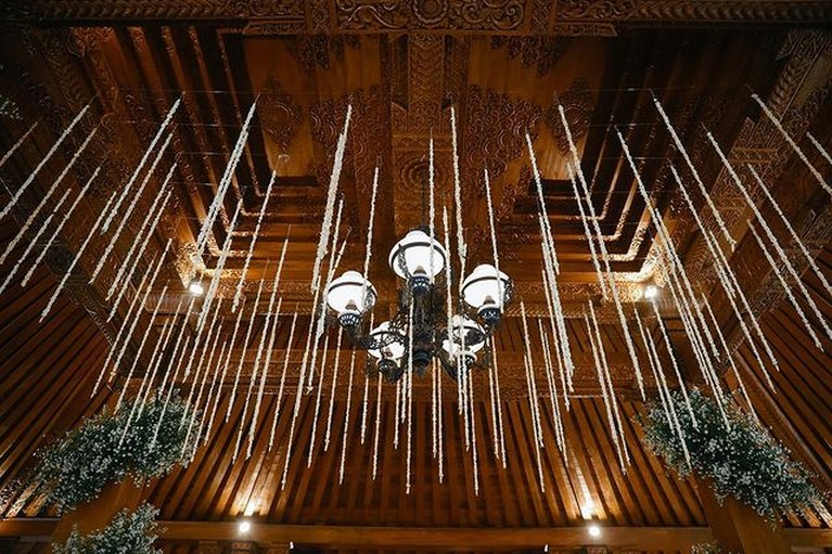 6 Penampakan Pendopo Soimah yang Jadi Tempat Nikah Sang Adik Baru-baru ini Soimah mengantarkan adiknya ke pernikahan yang berlangsung di pendopo miliknya. Yuk intip penampakannya!