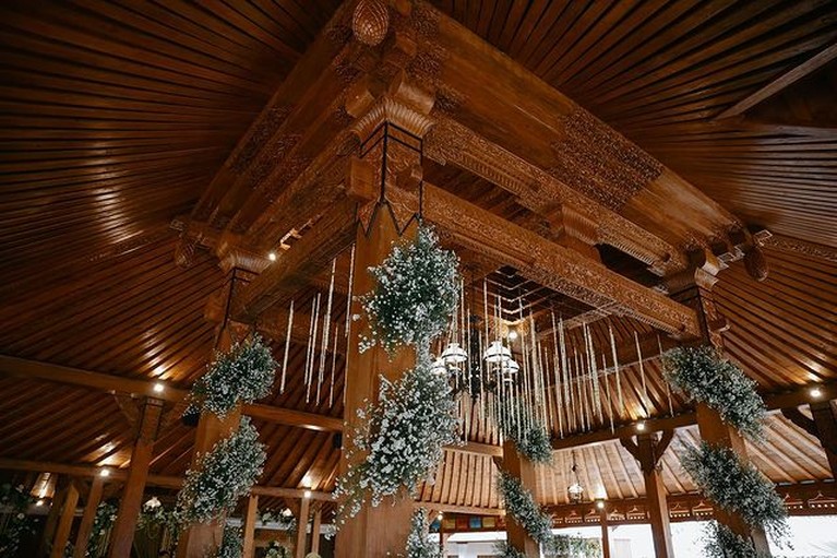 6 Penampakan Pendopo Soimah yang Jadi Tempat Nikah Sang Adik Baru-baru ini Soimah mengantarkan adiknya ke pernikahan yang berlangsung di pendopo miliknya. Yuk intip penampakannya!