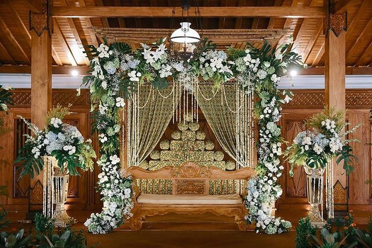 Baru-baru ini Soimah mengantarkan adiknya ke pernikahan yang berlangsung di pendopo miliknya&period; Yuk intip penampakannya&excl;