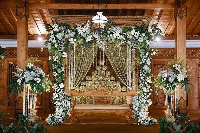 6 Penampakan Pendopo Soimah yang Jadi Tempat Nikah Sang Adik Baru-baru ini Soimah mengantarkan adiknya ke pernikahan yang berlangsung di pendopo miliknya. Yuk intip penampakannya!