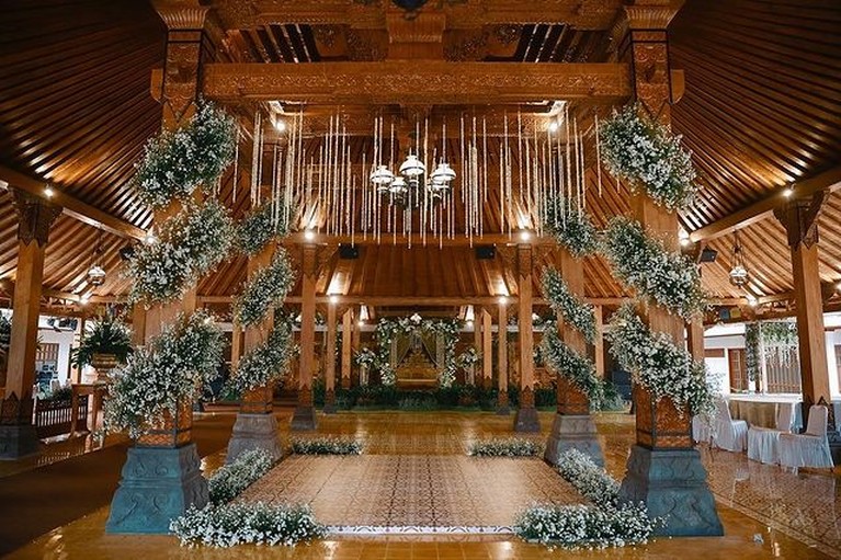6 Penampakan Pendopo Soimah yang Jadi Tempat Nikah Sang Adik Baru-baru ini Soimah mengantarkan adiknya ke pernikahan yang berlangsung di pendopo miliknya. Yuk intip penampakannya!