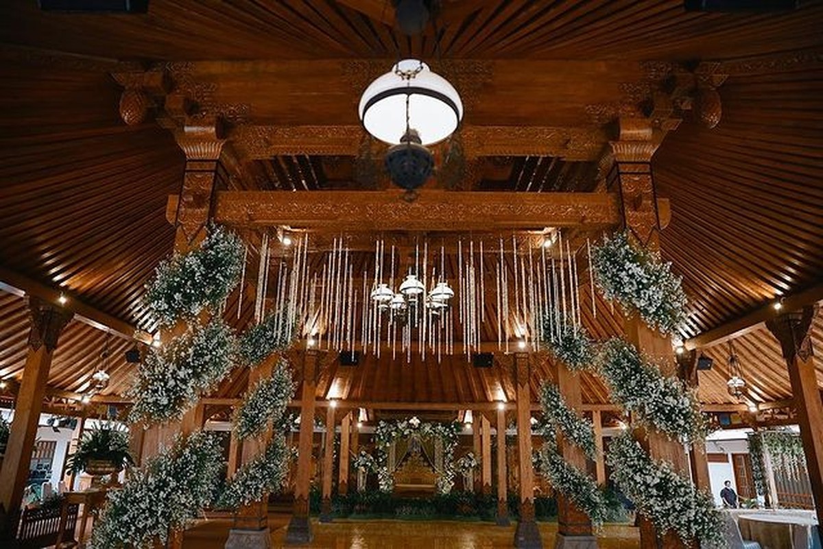 Baru-baru ini Soimah mengantarkan adiknya ke pernikahan yang berlangsung di pendopo miliknya&period; Yuk intip penampakannya&excl;