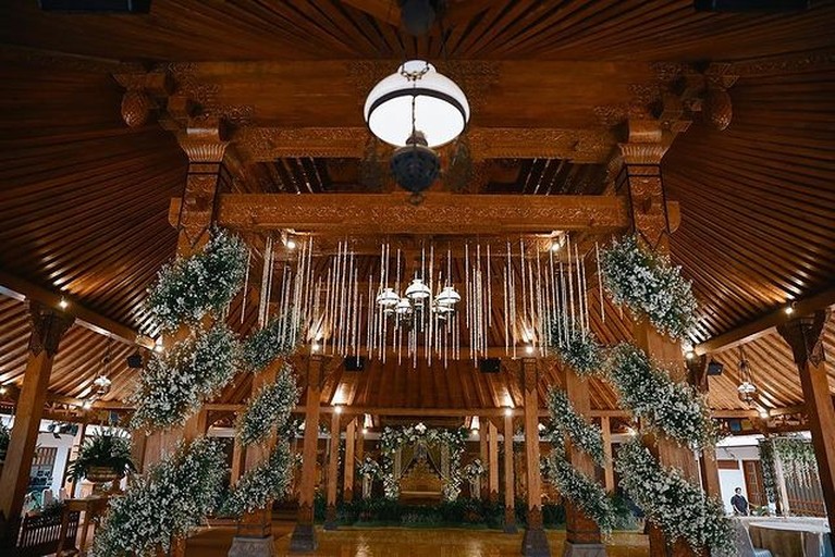 6 Penampakan Pendopo Soimah yang Jadi Tempat Nikah Sang Adik Baru-baru ini Soimah mengantarkan adiknya ke pernikahan yang berlangsung di pendopo miliknya. Yuk intip penampakannya!