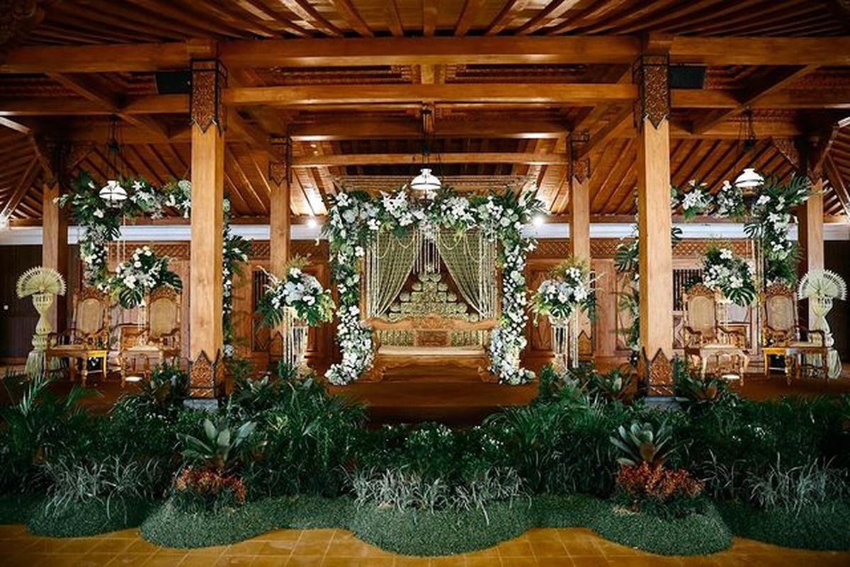 Baru-baru ini Soimah mengantarkan adiknya ke pernikahan yang berlangsung di pendopo miliknya&period; Yuk intip penampakannya&excl;