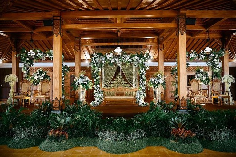 6 Penampakan Pendopo Soimah yang Jadi Tempat Nikah Sang Adik Baru-baru ini Soimah mengantarkan adiknya ke pernikahan yang berlangsung di pendopo miliknya. Yuk intip penampakannya!