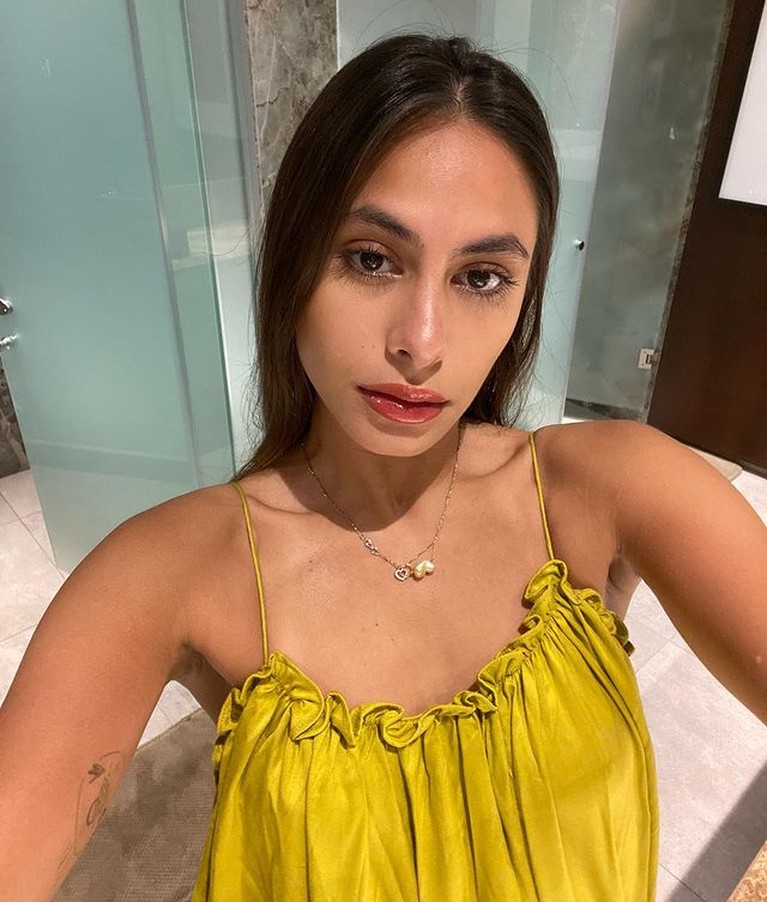 Baru-baru ini Valerie Thomas sedang jadi perbincangan karena mengaku tak pernah memakai bra. Yuk intip potretnya!