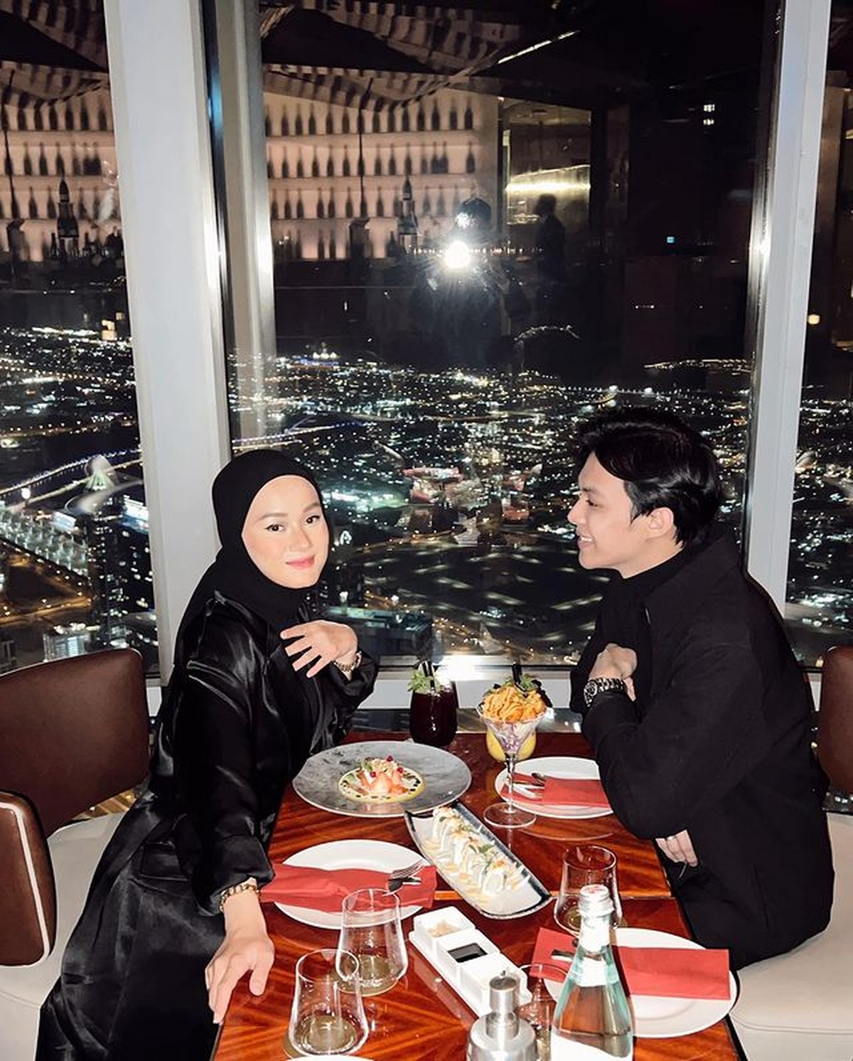 Dinda Hauw dan Rey Mbayang masih berada di Dubai&comma; mereka pun dinner romantis di Burj Khalifa bangunan tertinggi di dunia&period; Yuk intip&excl;