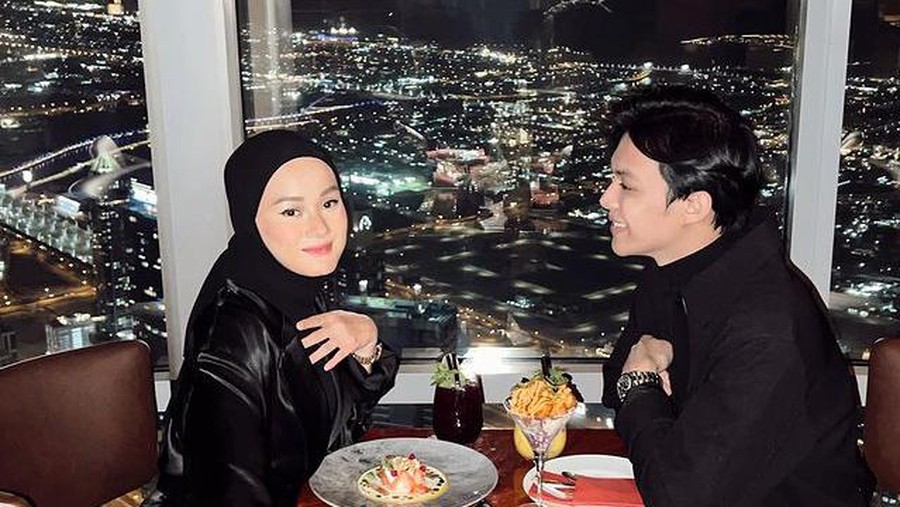 Dinda Hauw dan Rey Mbayang masih berada di Dubai, mereka pun dinner romantis di Burj Khalifa bangunan tertinggi di dunia. Yuk intip!