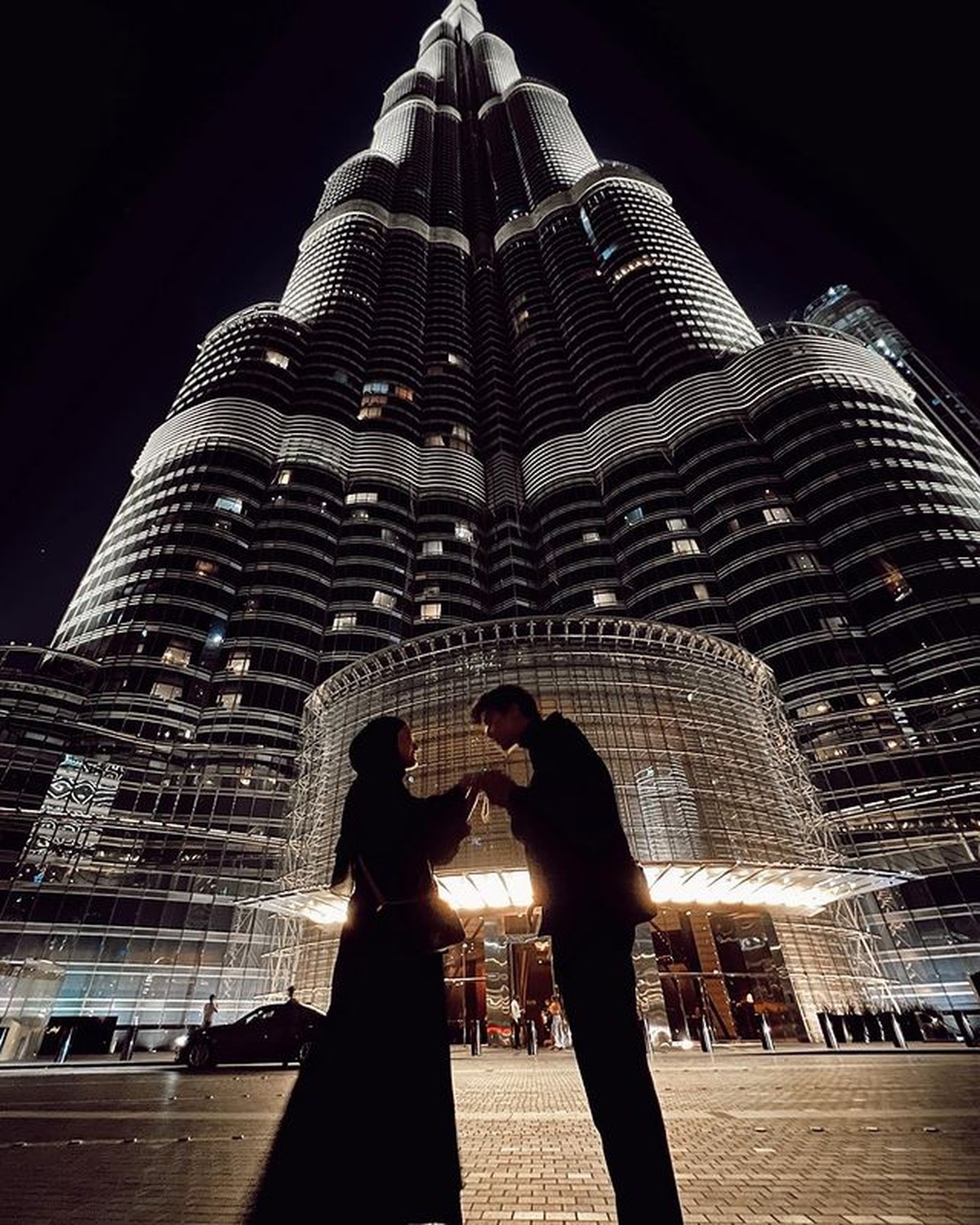 Dinda Hauw dan Rey Mbayang masih berada di Dubai&comma; mereka pun dinner romantis di Burj Khalifa bangunan tertinggi di dunia&period; Yuk intip&excl;