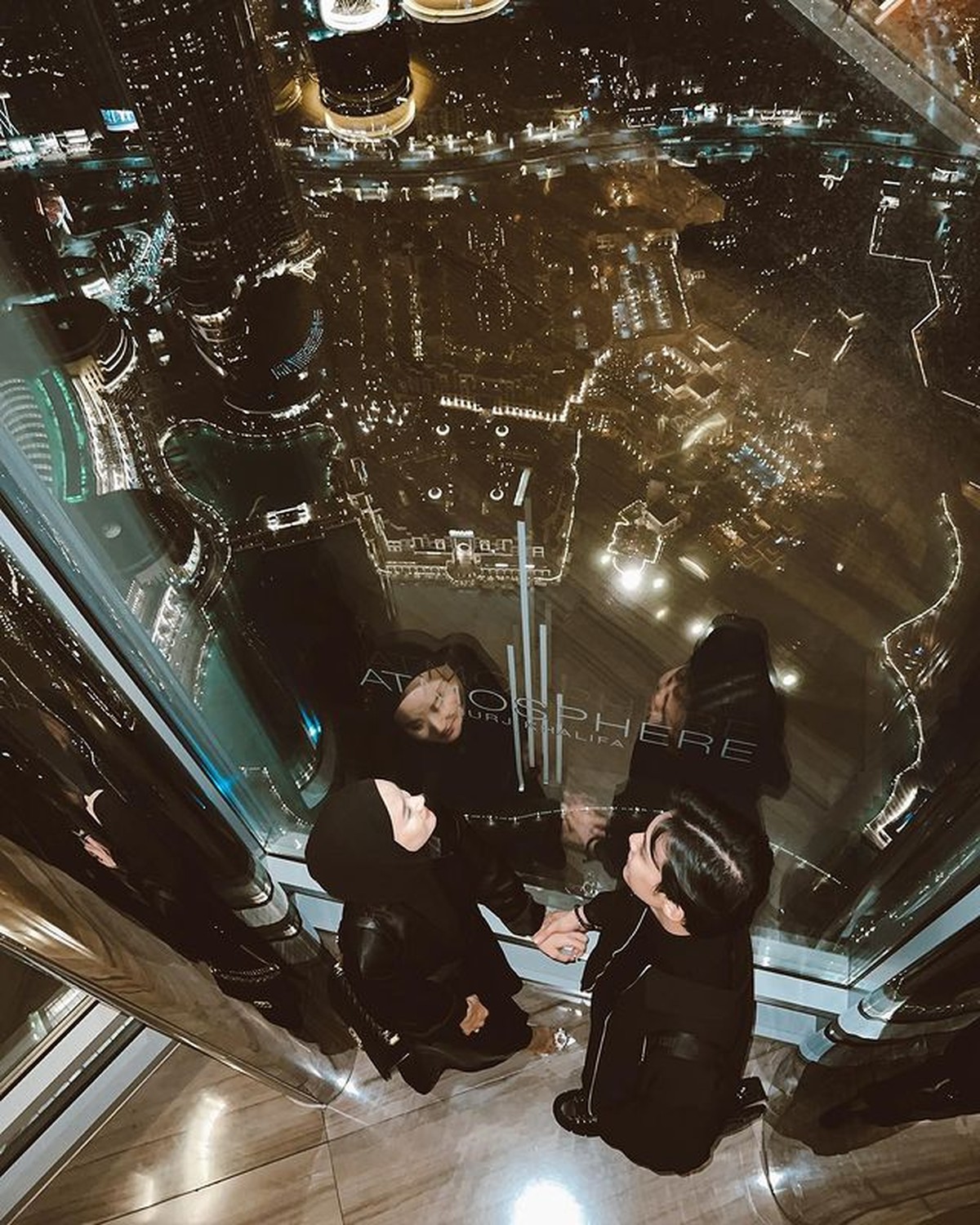 Dinda Hauw dan Rey Mbayang masih berada di Dubai&comma; mereka pun dinner romantis di Burj Khalifa bangunan tertinggi di dunia&period; Yuk intip&excl;