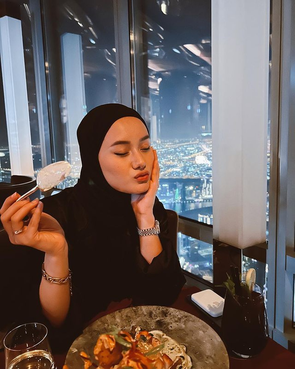 Dinda Hauw dan Rey Mbayang masih berada di Dubai&comma; mereka pun dinner romantis di Burj Khalifa bangunan tertinggi di dunia&period; Yuk intip&excl;