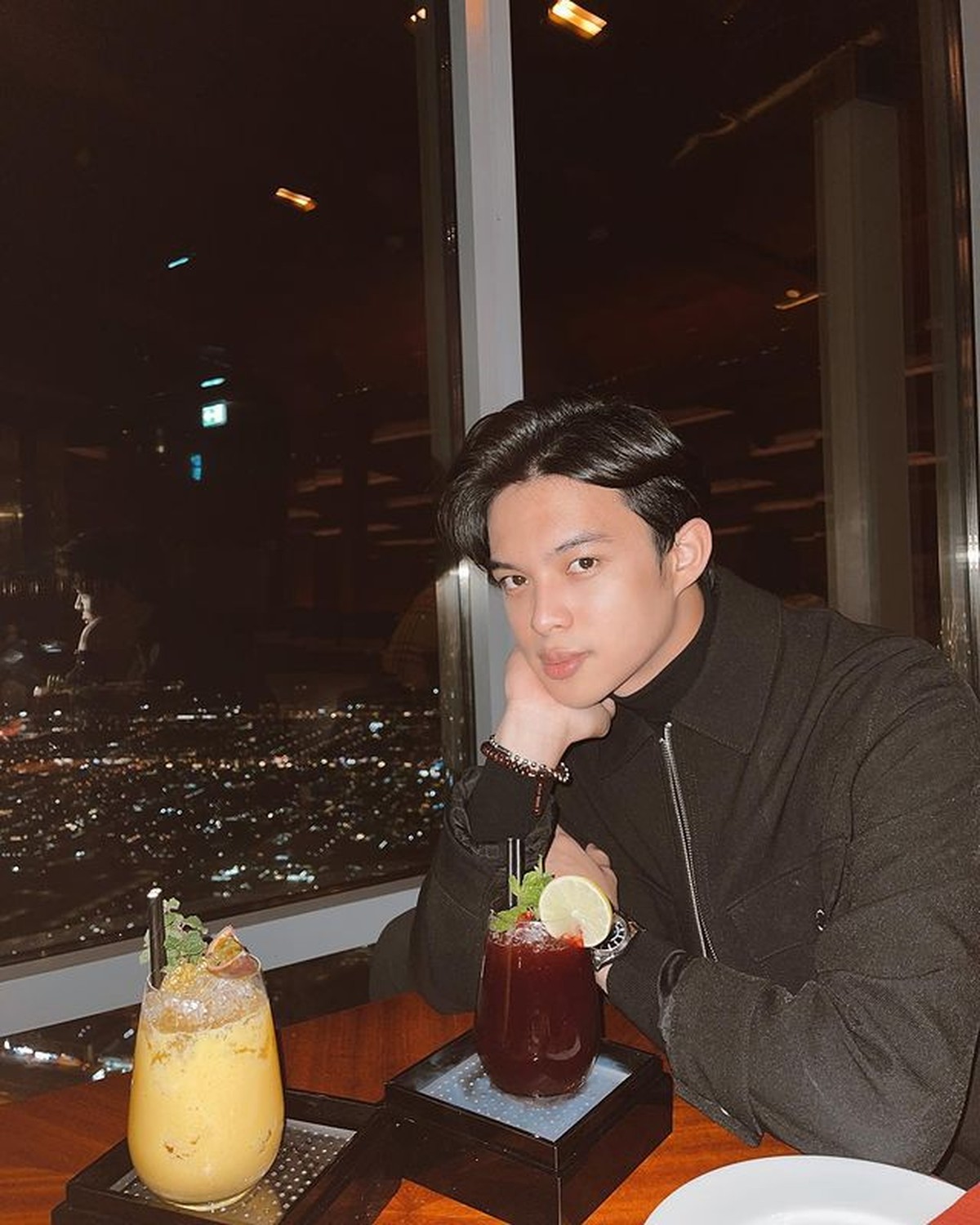 Dinda Hauw dan Rey Mbayang masih berada di Dubai&comma; mereka pun dinner romantis di Burj Khalifa bangunan tertinggi di dunia&period; Yuk intip&excl;