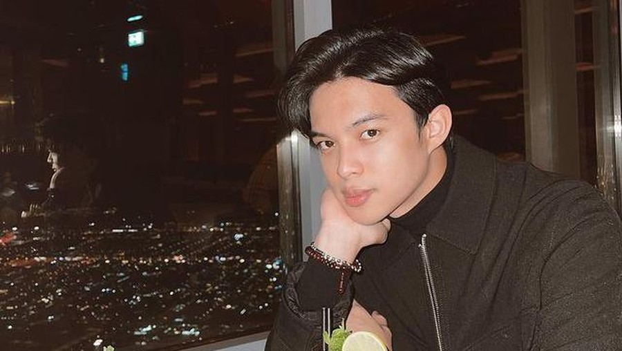 Dinda Hauw dan Rey Mbayang masih berada di Dubai, mereka pun dinner romantis di Burj Khalifa bangunan tertinggi di dunia. Yuk intip!