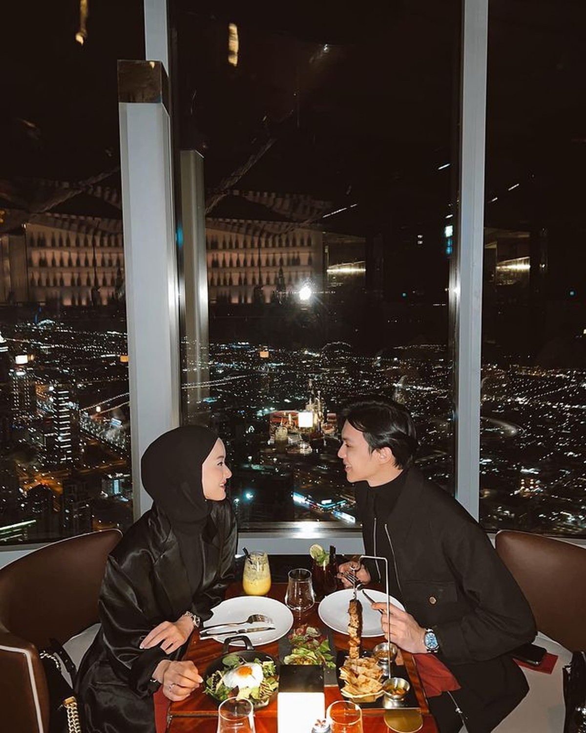 Dinda Hauw dan Rey Mbayang masih berada di Dubai&comma; mereka pun dinner romantis di Burj Khalifa bangunan tertinggi di dunia&period; Yuk intip&excl;