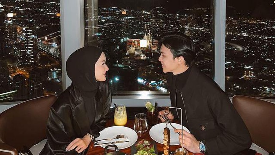 Dinda Hauw dan Rey Mbayang masih berada di Dubai, mereka pun dinner romantis di Burj Khalifa bangunan tertinggi di dunia. Yuk intip!