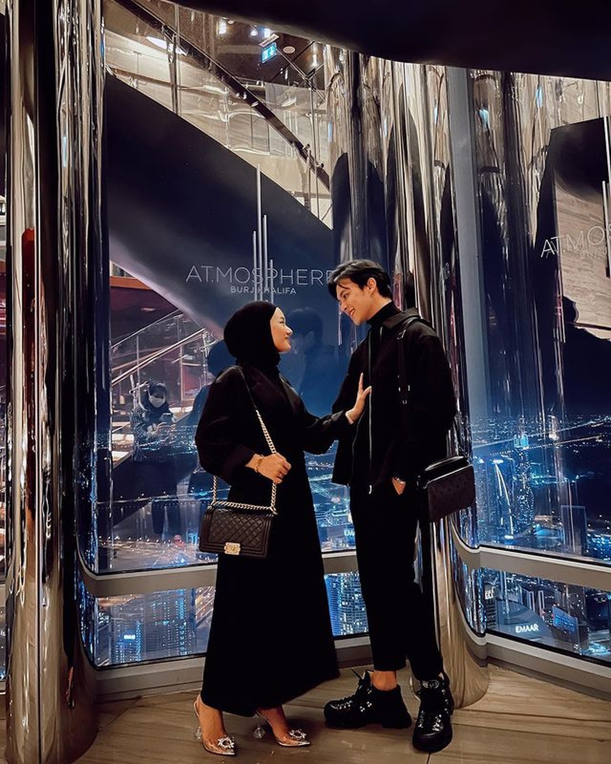 Dinda Hauw dan Rey Mbayang masih berada di Dubai&comma; mereka pun dinner romantis di Burj Khalifa bangunan tertinggi di dunia&period; Yuk intip&excl;