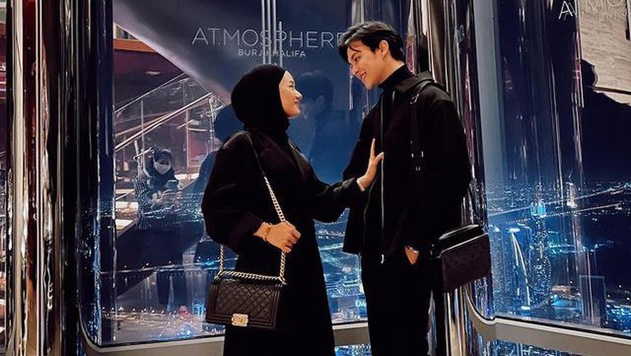 Dinda Hauw dan Rey Mbayang masih berada di Dubai, mereka pun dinner romantis di Burj Khalifa bangunan tertinggi di dunia. Yuk intip!