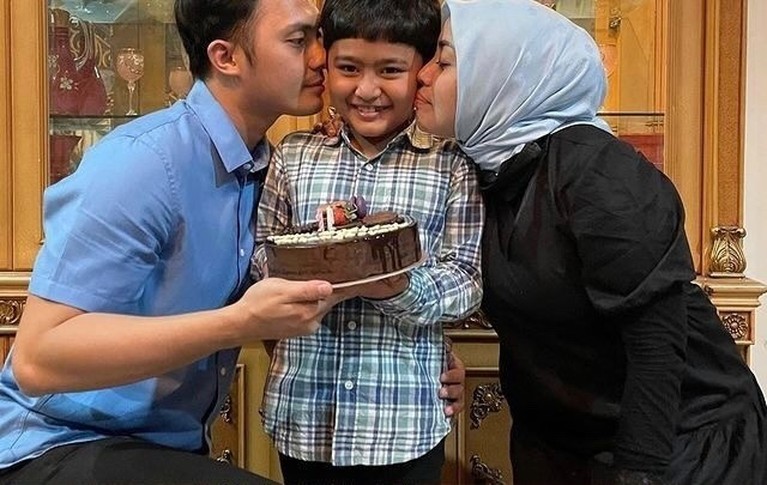 7 Potret Falhan Abssar Anak Nassar dan Muzdalifah yang Baru Saja Ulang Tahun Anak Nassar dan Muzdalifah Falhan Abssar baru saja merayakan ulang tahunnya. Yuk kita intip potret Falhan!