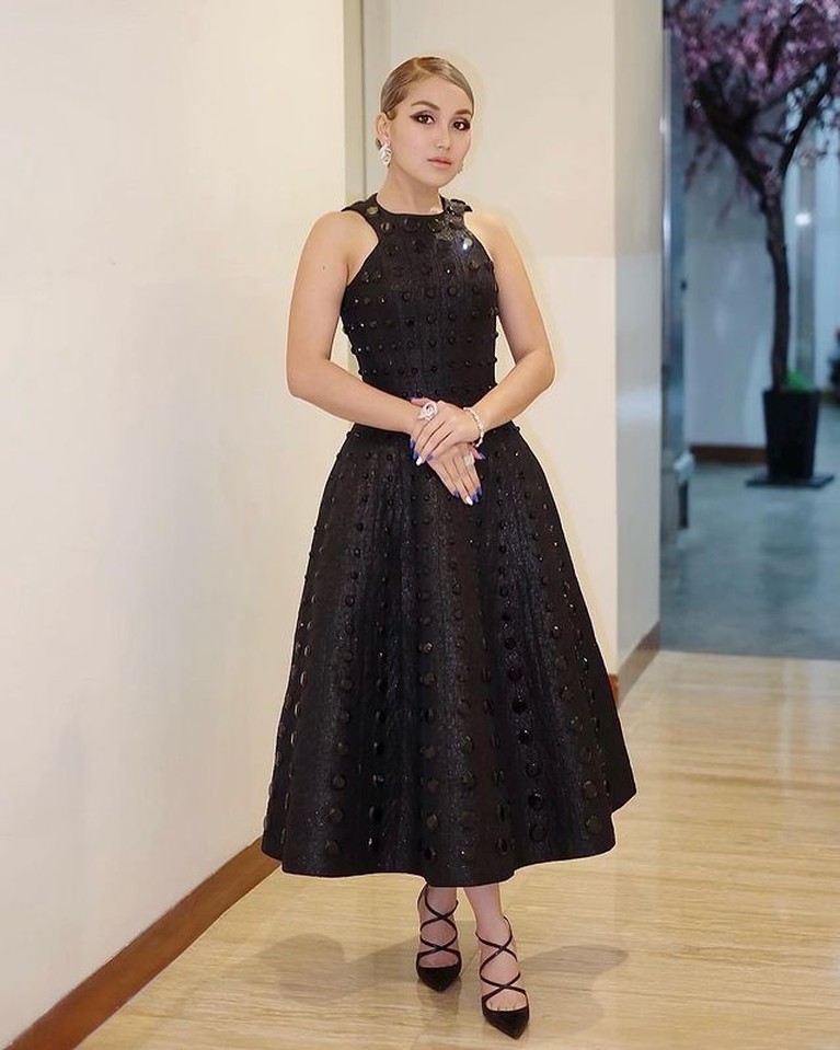 7 Potret Penampilan Terbaru Ayu Ting Ting dengan Rambut Silver Ayu Ting Ting memiliki penampilan baru dengan rambut silver yang jadi sorotan. Yuk kita intip potretnya!