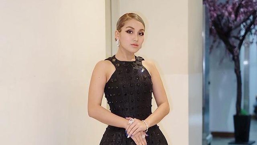 Ayu Ting Ting memiliki penampilan baru dengan rambut silver yang jadi sorotan. Yuk kita intip potretnya!