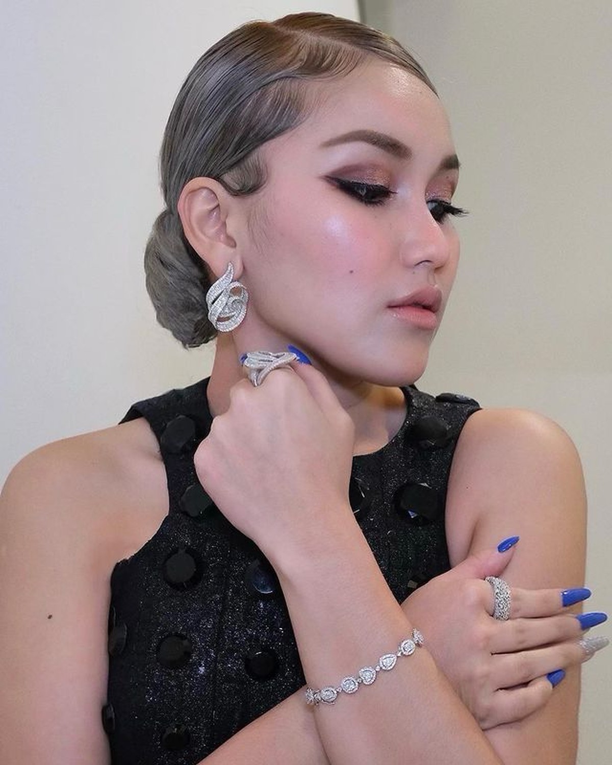Ayu Ting Ting memiliki penampilan baru dengan rambut silver yang jadi sorotan&period; Yuk kita intip potretnya&excl;