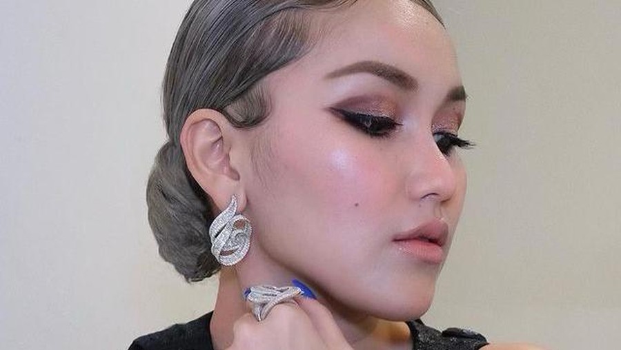 Ayu Ting Ting memiliki penampilan baru dengan rambut silver yang jadi sorotan. Yuk kita intip potretnya!