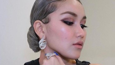 img-title Adik Lamaran, Baju Ayu Ting Ting hingga Ekspresi Ayah Rojak Bikin Salfok