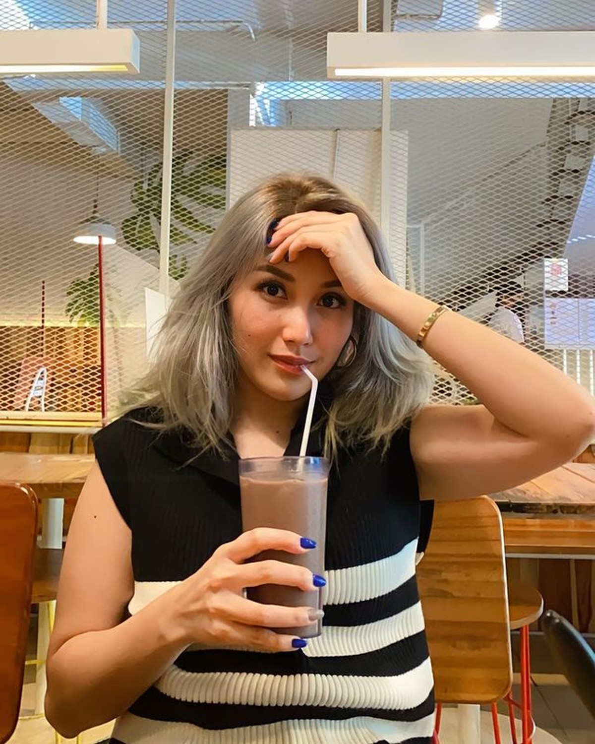 Ayu Ting Ting memiliki penampilan baru dengan rambut silver yang jadi sorotan&period; Yuk kita intip potretnya&excl;