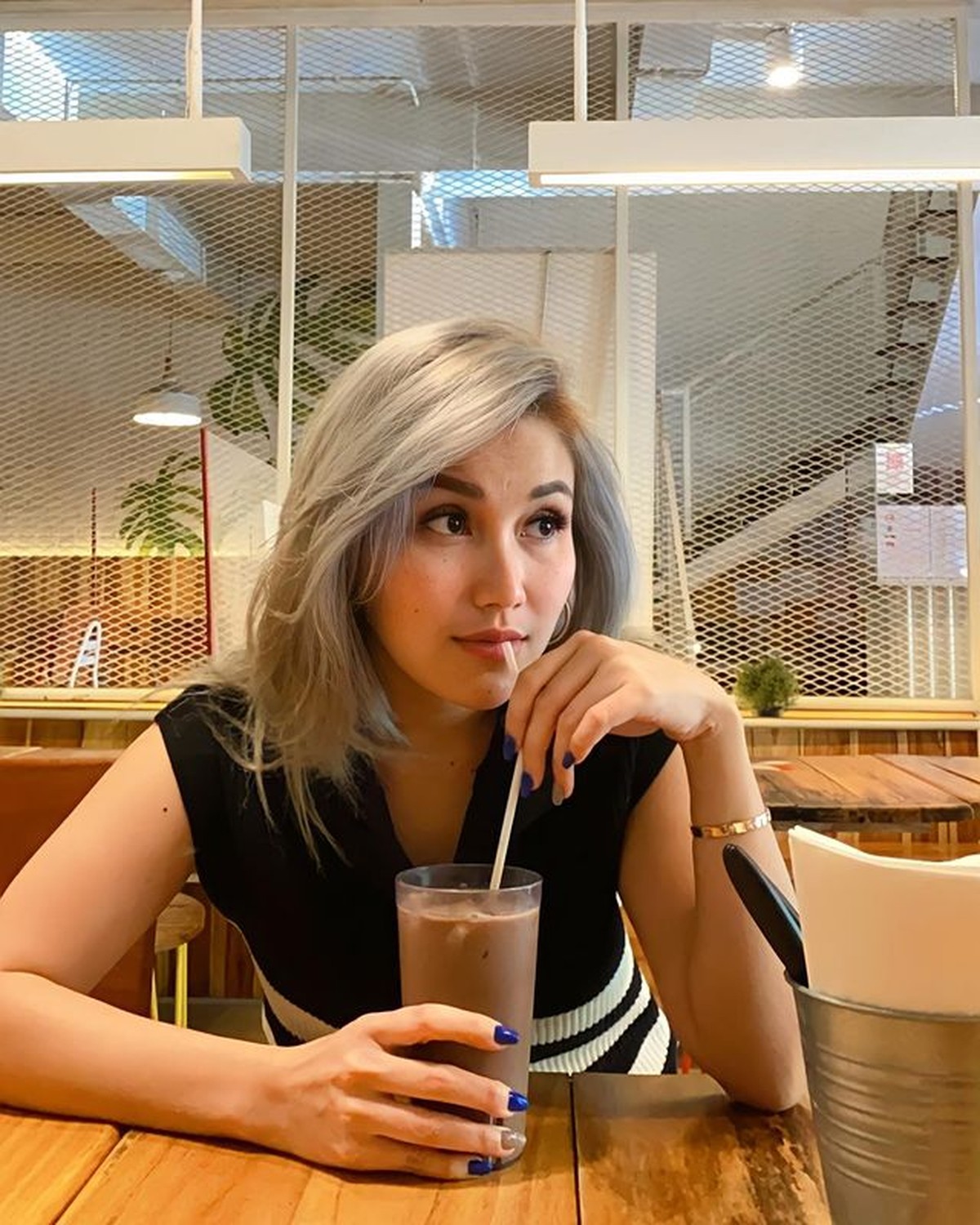 Ayu Ting Ting memiliki penampilan baru dengan rambut silver yang jadi sorotan&period; Yuk kita intip potretnya&excl;